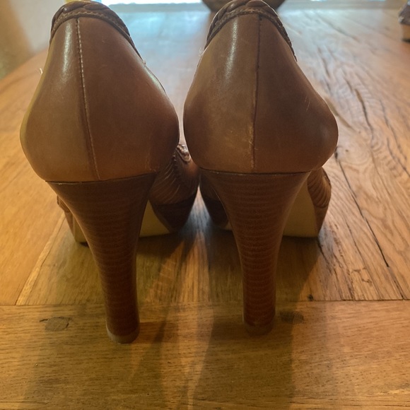 Guess Brown Leather Pumps. Size 7.5 - Picture 4 of 8